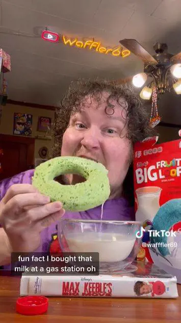 Nei suoi video mangiava cibo spazzatura: tiktoker muore a 33 anni