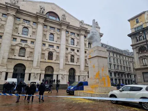 Il paradosso degli ecovandali: imbrattato un segno di protesta contro i poteri alti