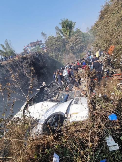 Lo schianto sulla zona abitata: il disastro aereo in Nepal