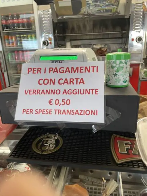 "Se paghi col pos sono 50 centesimi in più". A Prato scoppia la polemica
