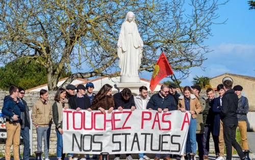 "Via la statua della Madonna": guerra ai simboli religiosi in Francia
