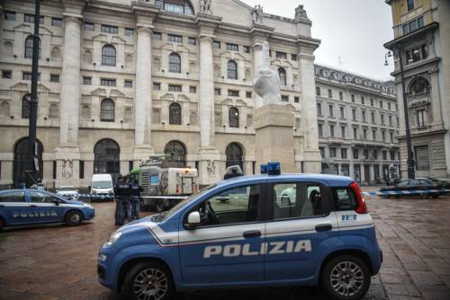 Eco-cretini in azione: imbrattato di vernice il "Dito" di Cattelan