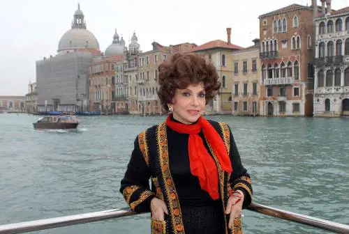 "Attrice per caso": Gina Lollobrigida e il vero amore per pittura e scultura