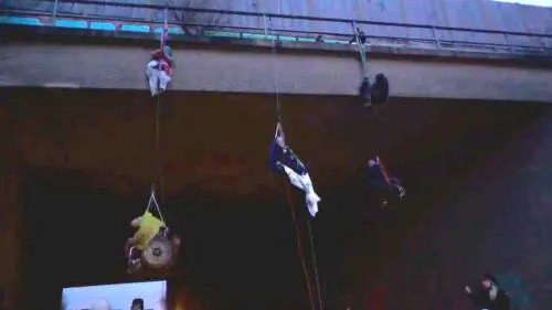 Giù da un ponte in sedia a rotelle: la protesta-choc degli attivisti green in Germania