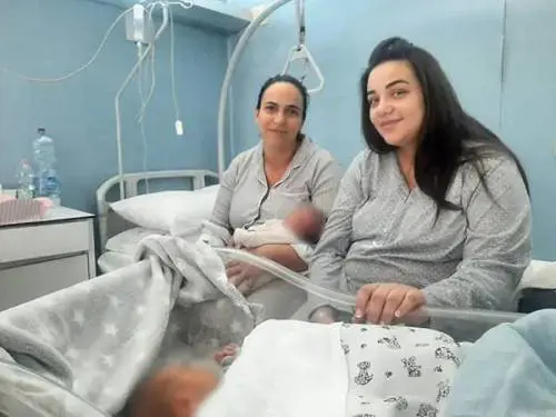 Madre e figlia partoriscono a poche ore di distanza, doppio fiocco al Cardarelli