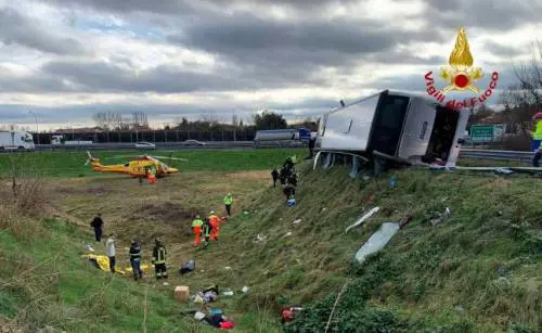 Terrore a bordo di un bus ribaltato a Padova. Anche bimbi tra i passeggeri