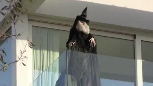 La strega sul balcone e la hit: l'ultima di Shakira contro la suocera