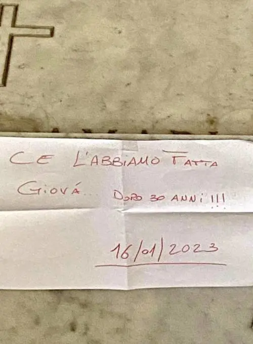 “Ce l’abbiamo fatta Giovà”. Il biglietto sulla tomba di Falcone