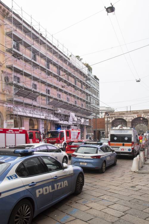 Incendio sul tetto di un palazzo storico in via Manzoni