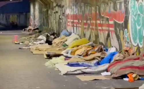 "È il fallimento del Pd milanese". Lungo il naviglio bivacchi di clandestini fuori controllo