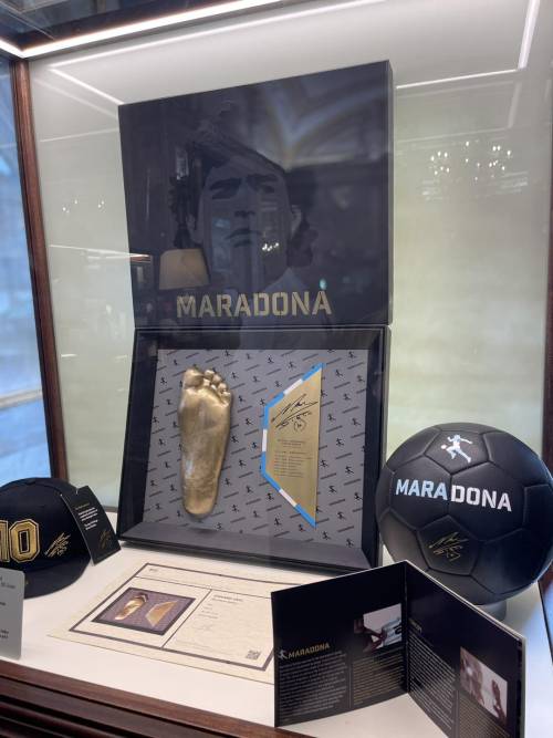 Il calco del piede sinistro di Maradona esposto a Napoli: ecco dove trovarlo