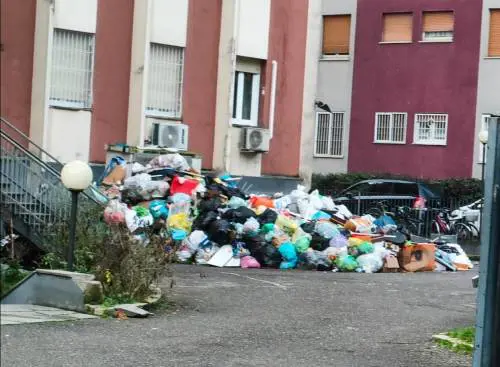 "La situazione è fuori controllo". Ancora un incendio nell'ex hotel di Milano