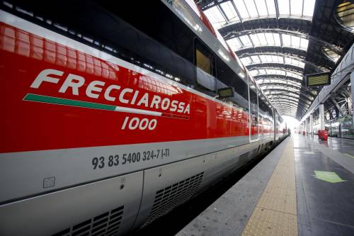 Frecciarossa Milano-Salerno fermo per oltre 2 ore: malori a bordo e disagi