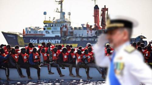 Migranti, l’ammiraglio smentisce le balle delle Ong