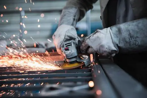 Altro che scansafatiche, gli italiani lavorano molto più degli altri in Europa