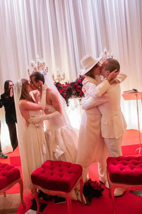 "Sposati in nome del rock". Il finto matrimonio dei Maneskin è già un caso