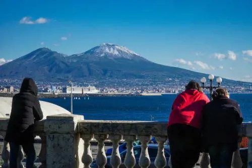 Le immagini della vetta imbiancata del Vesuvio