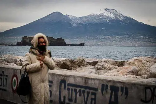 Temperature in picchiata: prima neve sulla cima del Vesuvio