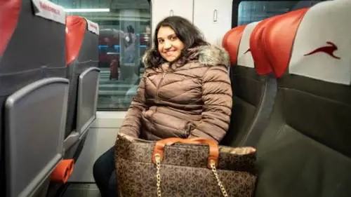 "Io assediata". Dopo l'onda social la bidella-pendolare si chiude in casa