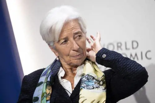 Tassi su dello 0,5% La Bce tira dritto. Ignorati gli appelli alla prudenza e i crolli bancari
