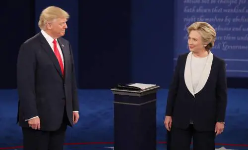 "È molestia". Trump condannato a risarcire Hillary Clinton