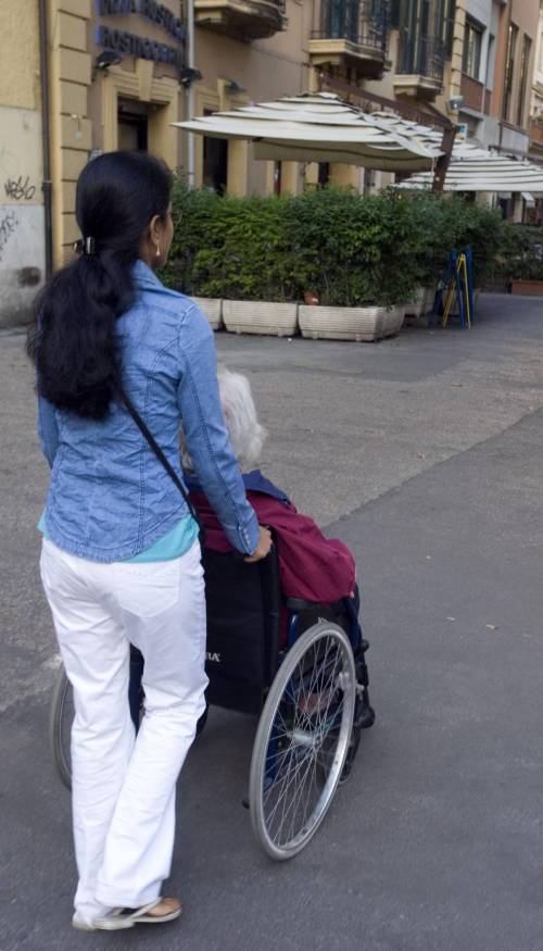 Pugni, calci e insulti: così la badante straniera aggrediva l'anziana disabile