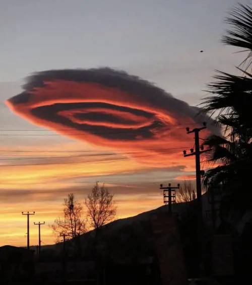 Ufo rosa sui cieli della Turchia? Ecco l’immagine che fa il giro del web