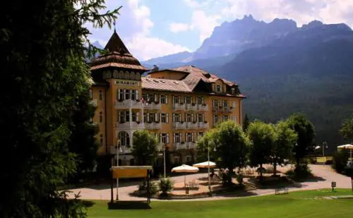 Il Miramonti di Cortina costretto a chiudere. La denuncia "sospetta"