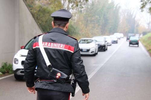 Pugno in pieno viso a un anziano, arrestato 18enne