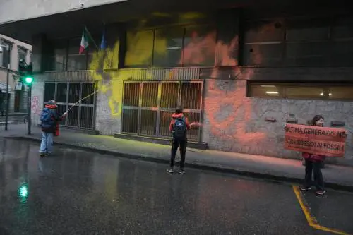 Ancora un blitz degli eco-vandali: imbrattata sede del Mef a Firenze