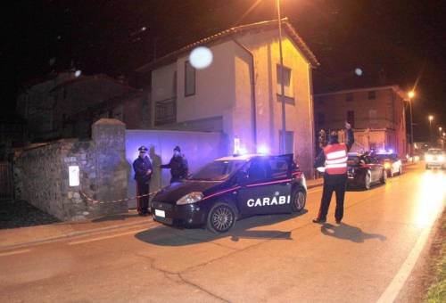 Carabinieri davanti alla casa della vittima