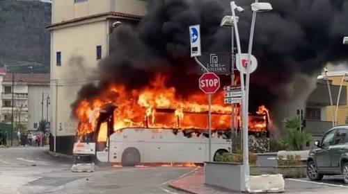 Torna l'incubo ultras per il derby Paganese-Casertana: bus di tifosi in fiamme