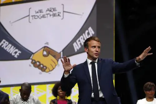Legion d'onore a Bezos. La "gauche" attacca Macron