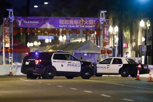 Sparatoria alla festa di Capodanno cinese in California: killer in fuga
