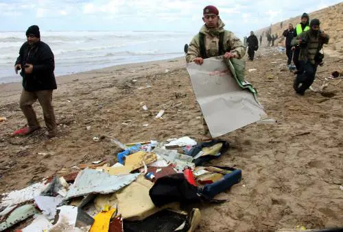 La tempesta, la stanchezza, le teorie alternative: così morirono in 90 sul volo