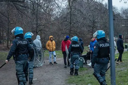 Caos in via Cagni, guerriglia tra immigrati e polizia. "E Sala se ne lava le mani"