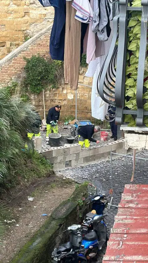 Un muretto blocca l'ambulanza, paziente muore prima dell'arrivo dei soccorsi