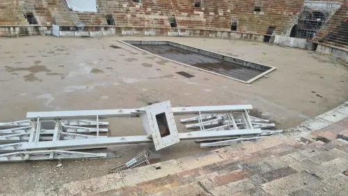 Crolla la gigantesca stella di Natale: danneggiata l'Arena di Verona