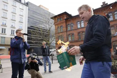 "Potete bruciare il Corano": in Svezia la sfida agli islamisti davanti alla moschea