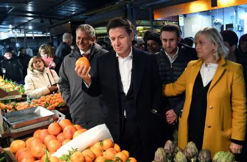 Vuole pagare le arance col Pos. Il fruttivendolo risponde così a Conte