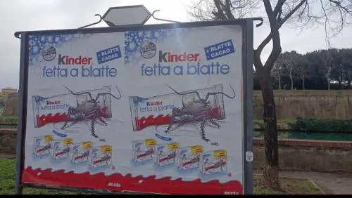 Uno dei manifesti di protesta prodotti da Illustre Feccia