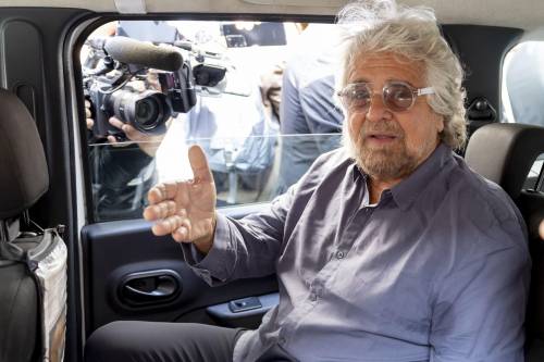 Il maxi-contratto con il M5s, il processo al figlio, il lungo silenzio: gli imbarazzi di Beppe Grillo