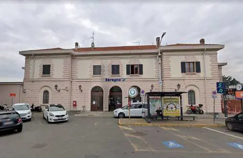 Tentano di rubargli la felpa, 14enne spinto sui binari. Fermati due minorenni