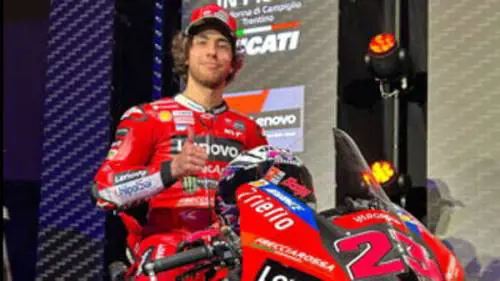 Bastianini vince sulla neve. Sms a Bagnaia per la pista