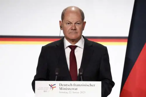 Scholz si arrende ai tank: "Sì all'invio dei Leopard". Biden manda gli Abrams