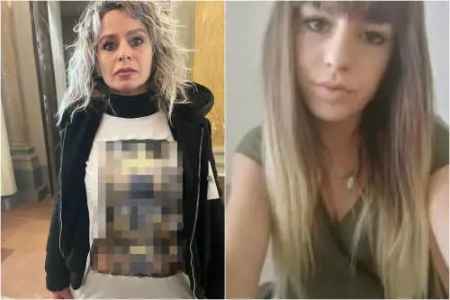 Alessandra Verni, mamma di Pamela Mastropietro, mentre mostra una foto dei resti della figlia