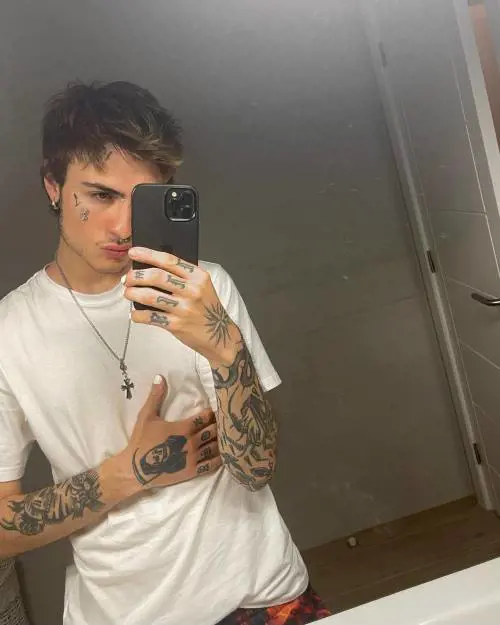 “Etero, gay, trans...”. Il trapper Rosa Chemical tra Sanremo e Onlyfans