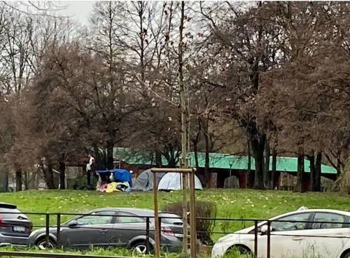 “Campeggio abusivo dei migranti”. Degrado senza fine a Milano