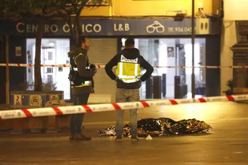 Spagna, attacca due chiese gridando "Allah" e uccide sacrestano con una spada da samurai
