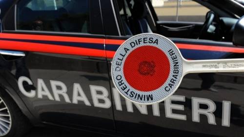 Diciottenne non si ferma all’alt e investe carabiniere: entrambi ricoverati in gravi condizioni